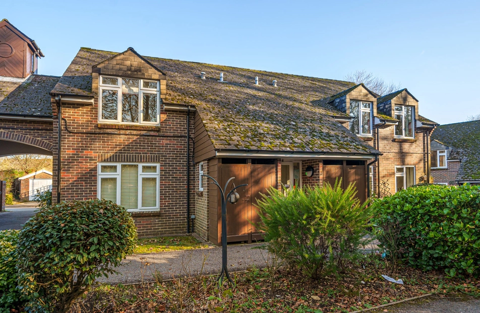 Thornton End, Holybourne, Alton, Hampshire, GU34 - Charters