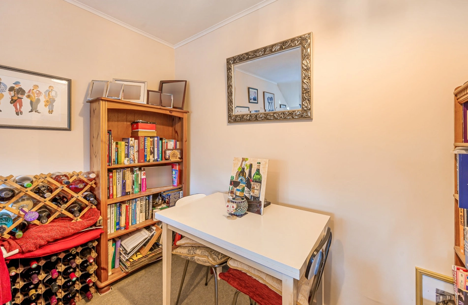 Thornton End, Holybourne, Alton, Hampshire, GU34 - Charters