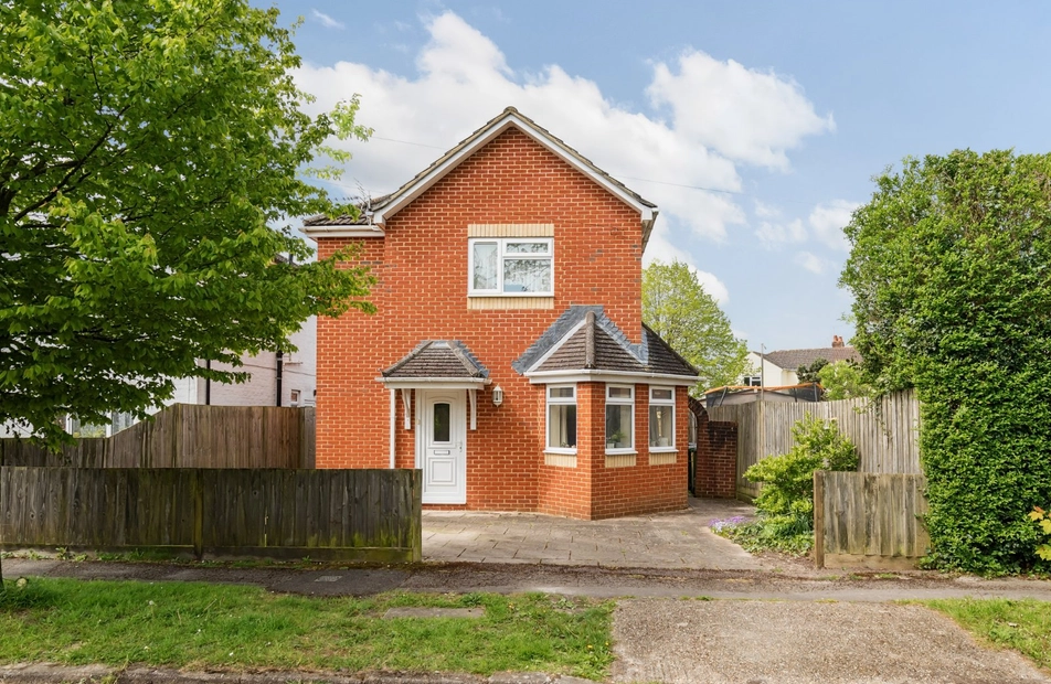 Lawn Road, Boyatt Wood, Hampshire, SO50 - Charters