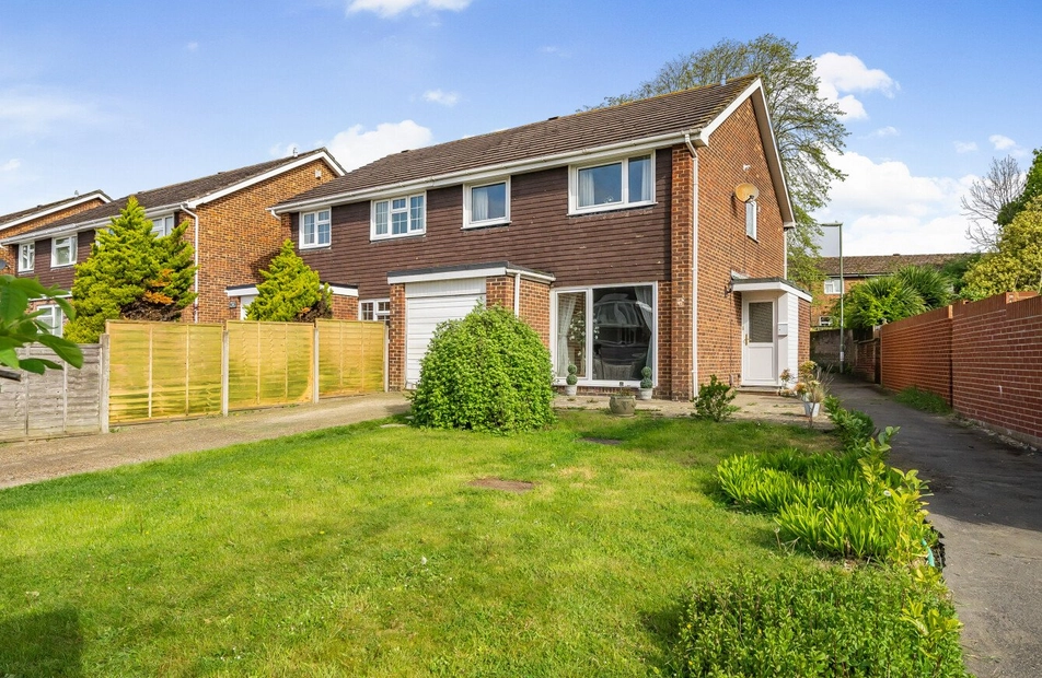 Glenbrook Walk, Fareham, Hampshire, PO14 - Charters