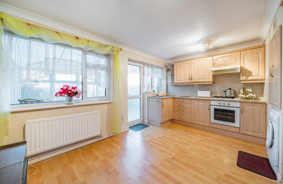 Linden Grove, Hayling Island, Hampshire, PO11 - Charters