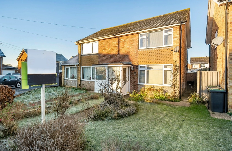 Linden Grove, Hayling Island, Hampshire, PO11 - Charters