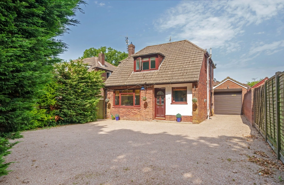 Warsash Road, Titchfield Common, Fareham, PO14 - Charters