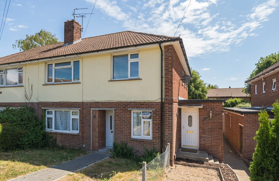 Holly Close, Sarisbury Green, Hampshire, SO31 - Charters