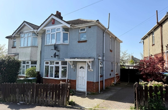 Warren Avenue, Southampton, SO16 - Charters