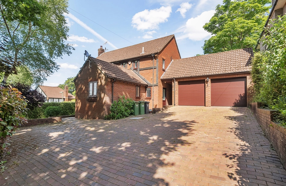 Beechwood Rise, West End, Southampton, Hampshire, SO18 - Charters