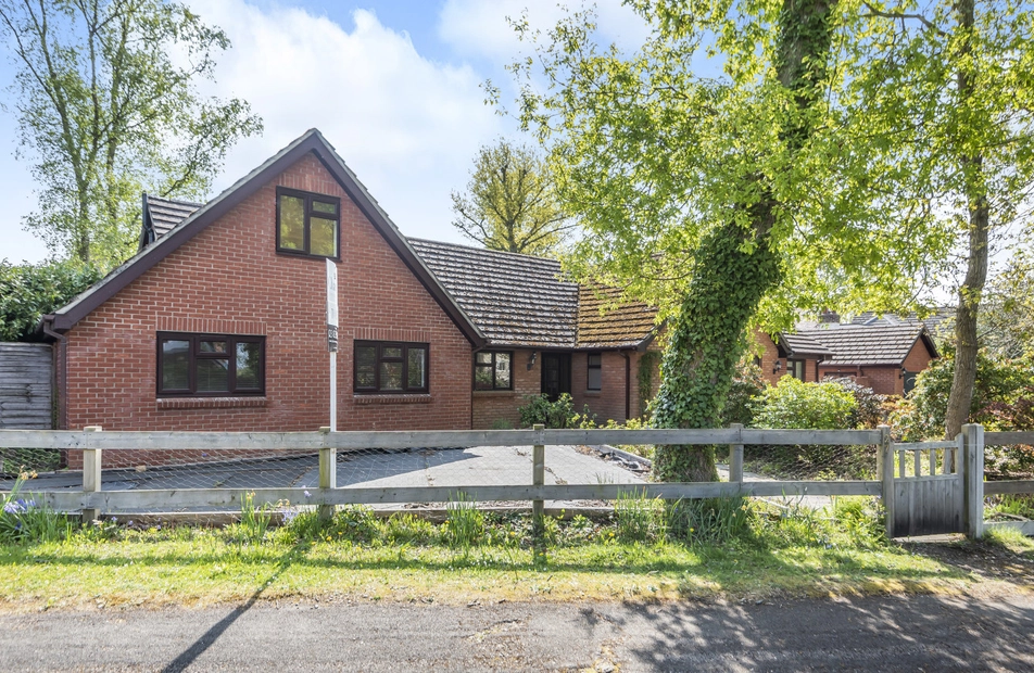 Beechwood Crescent, Chandler's Ford, Eastleigh, Hampshire, SO53 - Charters