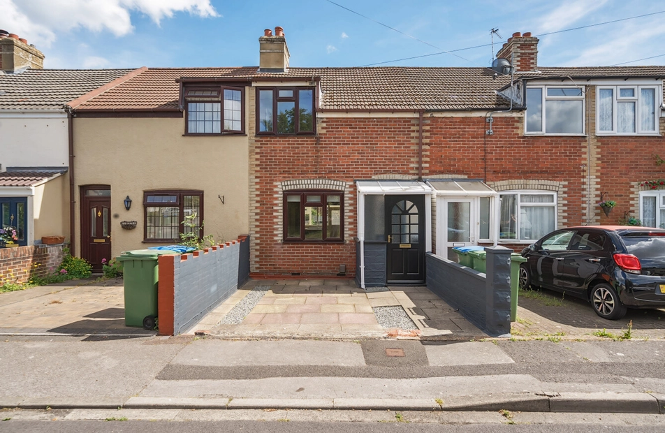 Derlyn Road, Fareham, Hampshire, PO16 - Charters
