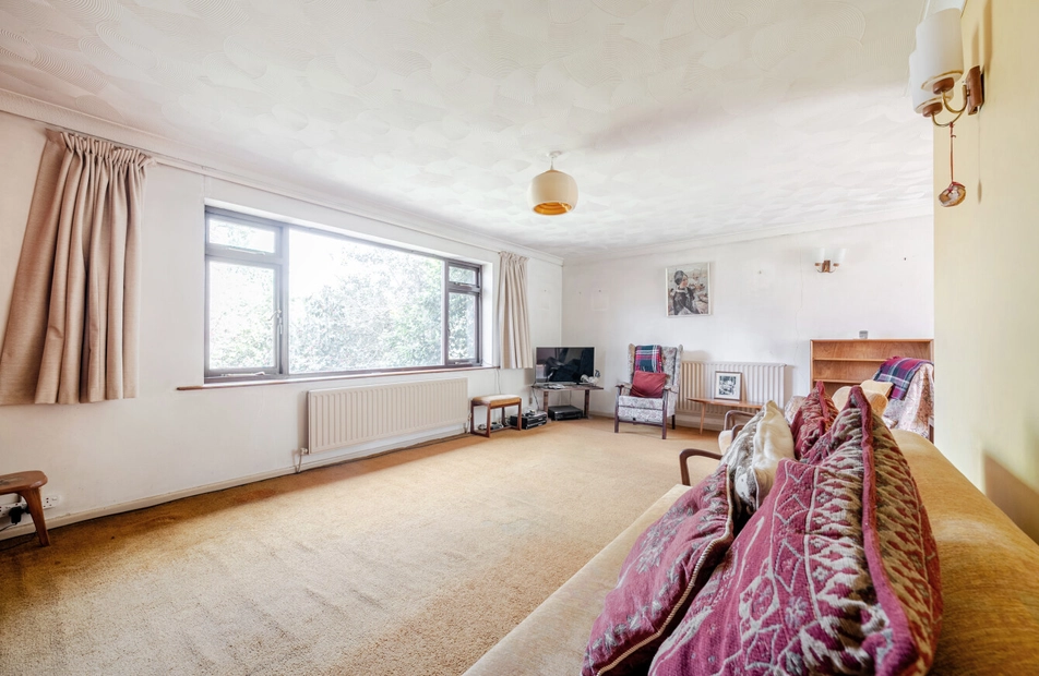 Stoke Common Road, Bishopstoke, Hampshire, SO50 - Charters