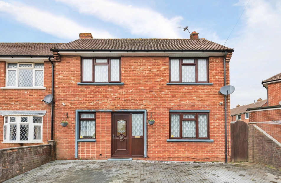 Holly Close, Sarisbury Green, Southampton, Hampshire, SO31 - Charters