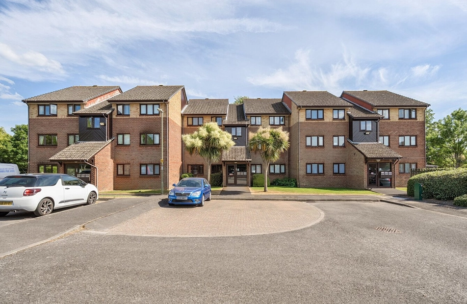 Woodrush Crescent, Locks Heath, Hampshire, SO31 - Charters