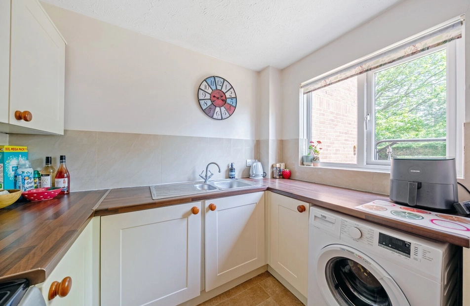 Woodrush Crescent, Locks Heath, Hampshire, SO31 - Charters
