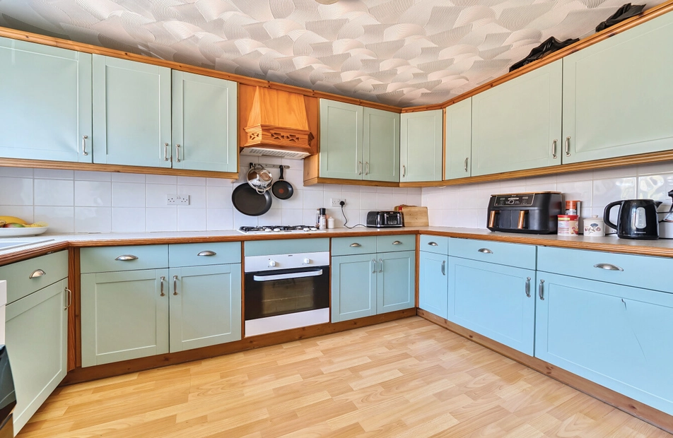 Reeves Way, Bursledon, Hampshire, SO31 - Charters