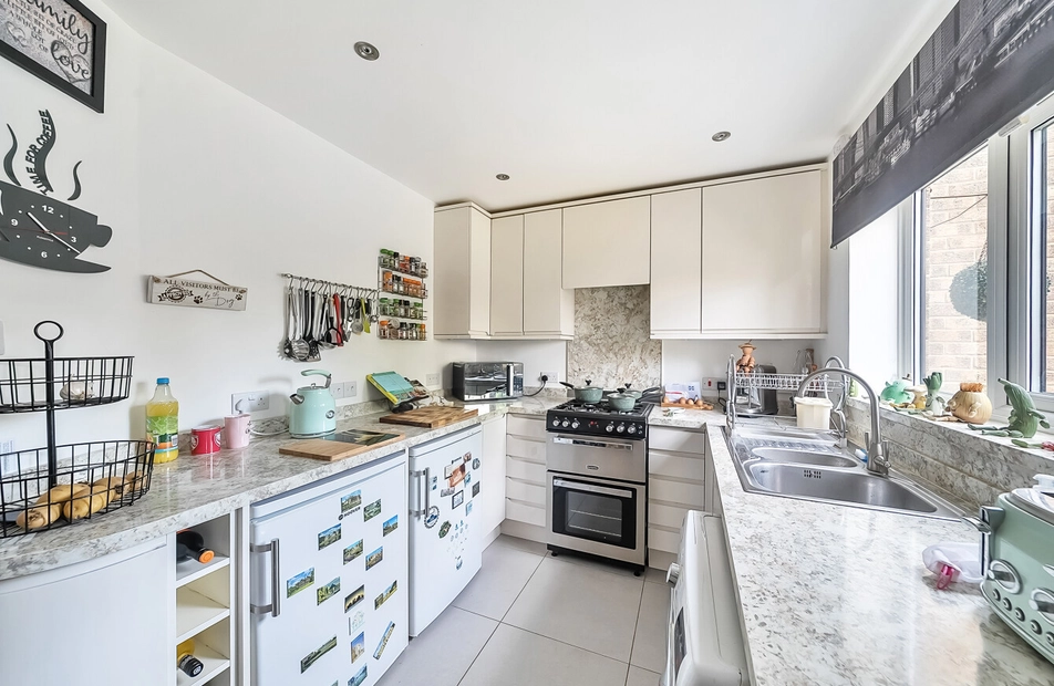 Albacore Avenue, Warsash, Hampshire, SO31 - Charters