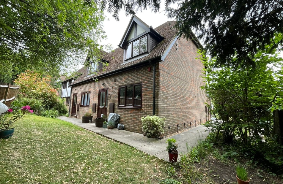 Broad Ha'penny, Wrecclesham, Farnham, Surrey, GU10 - Charters