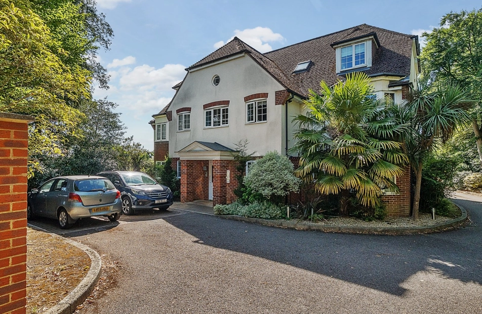 Ridgway Road, Farnham, Surrey, GU9 - Charters