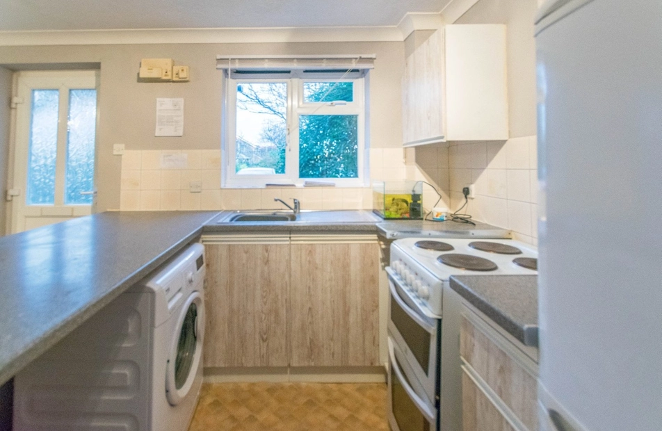 Southern Way, Farnham, Surrey, GU9 - Charters