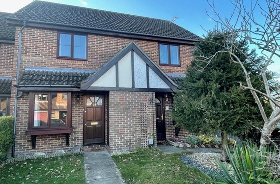 Beveren Close, Fleet, Hart, GU51 - Charters