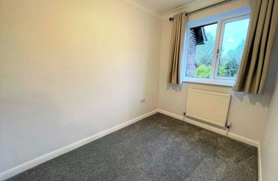 Beveren Close, Fleet, Hart, GU51 - Charters