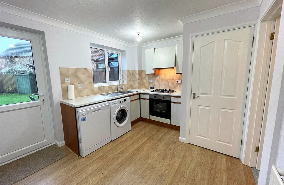 Beveren Close, Fleet, Hart, GU51 - Charters