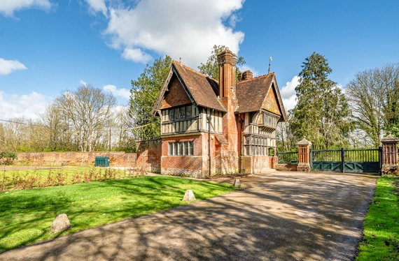 Broadlands Park, Romsey, Hampshire, SO51 - Charters