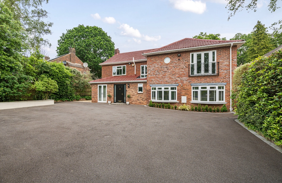 Pine Walk, Chilworth, Southampton, SO16 - Charters