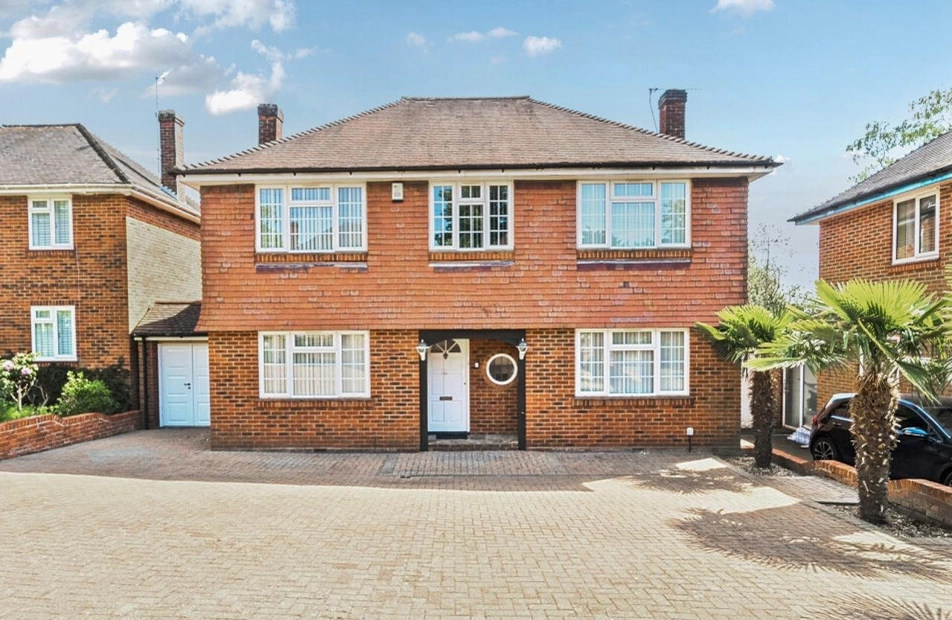 Denbigh Gardens, Bassett, Southampton, Hampshire, SO16 - Charters