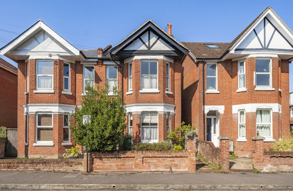 Holyrood Avenue, Highfield, Southampton, SO17 - Charters