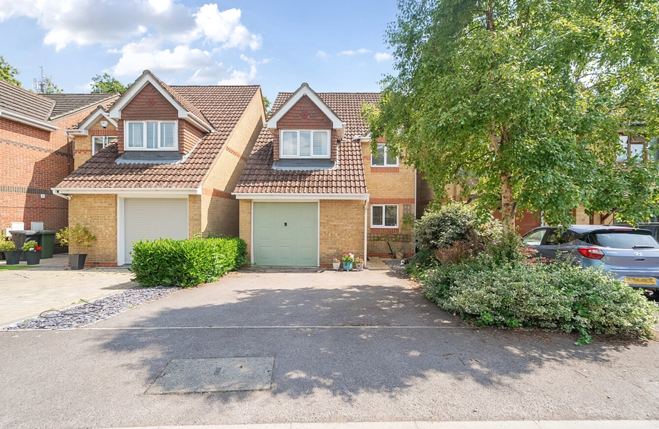 Haselfoot Gardens, West End, Hampshire, SO30 - Charters