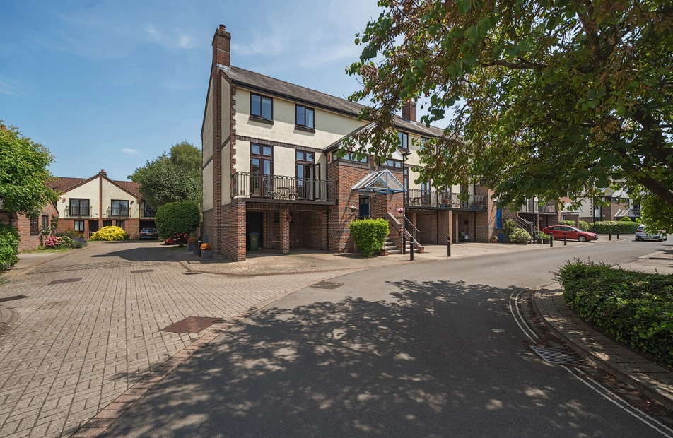 Mayfair Gardens, Banister Park, Southampton, Hampshire, SO15 - Charters