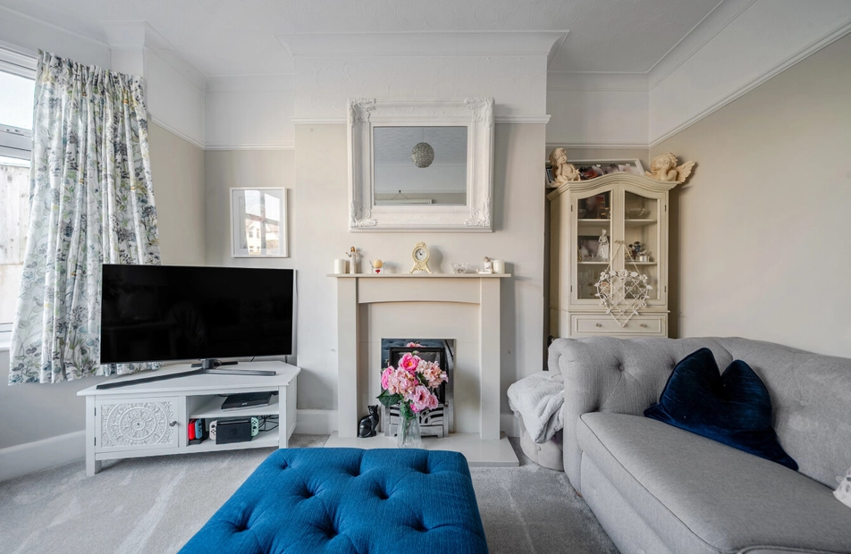 Stoddart Avenue, Bitterne, Southampton, Hampshire, SO19 - Charters