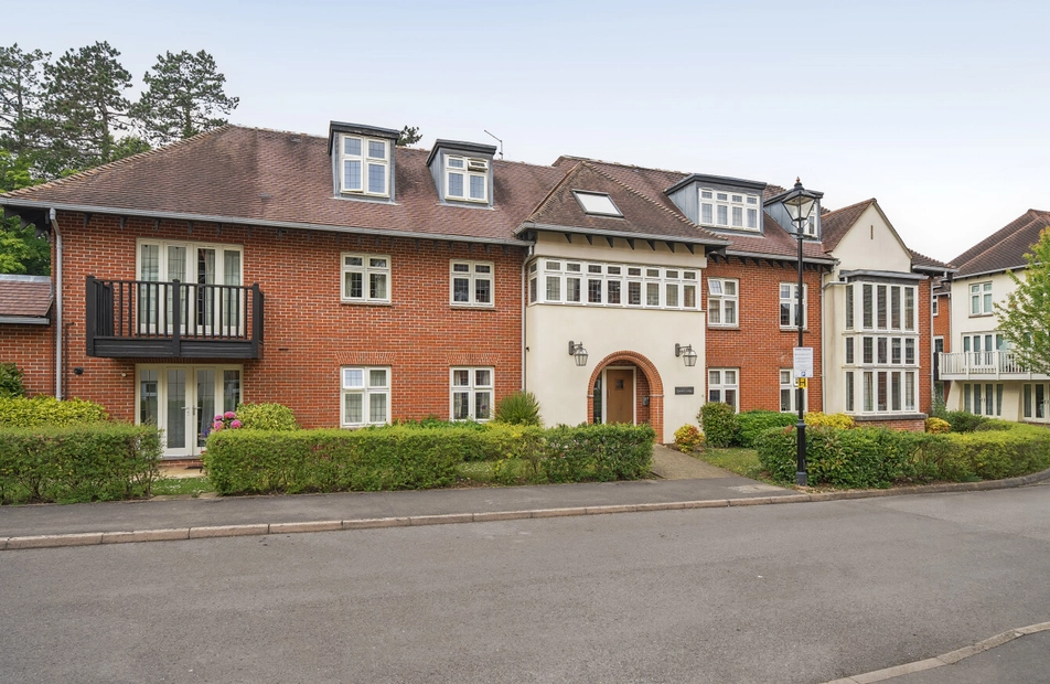 Queens Lodge, Highcroft Road, Winchester, Hampshire, SO22 - Charters