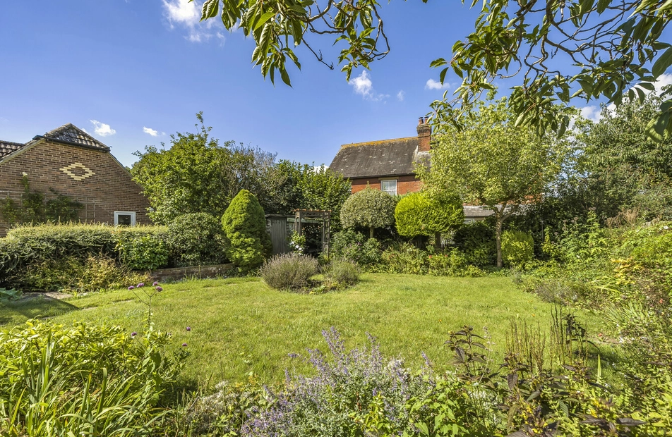 Highfield Avenue, Twyford, Winchester, Hampshire, SO21 - Charters