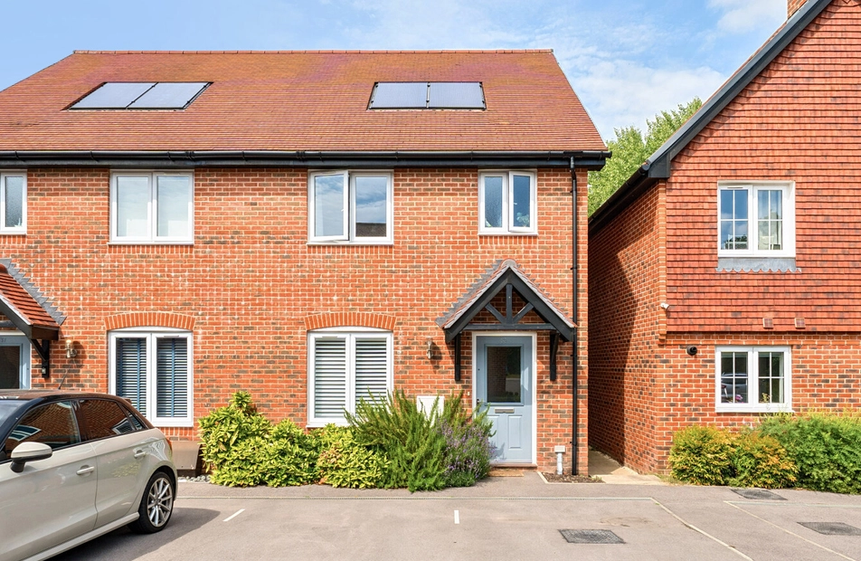 Badgers Bolt, Colden Common, Winchester, Hampshire, SO21 - Charters